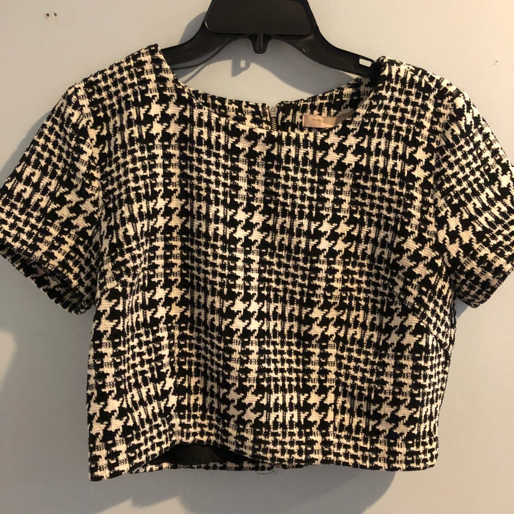 Black and white houndstooth crop top